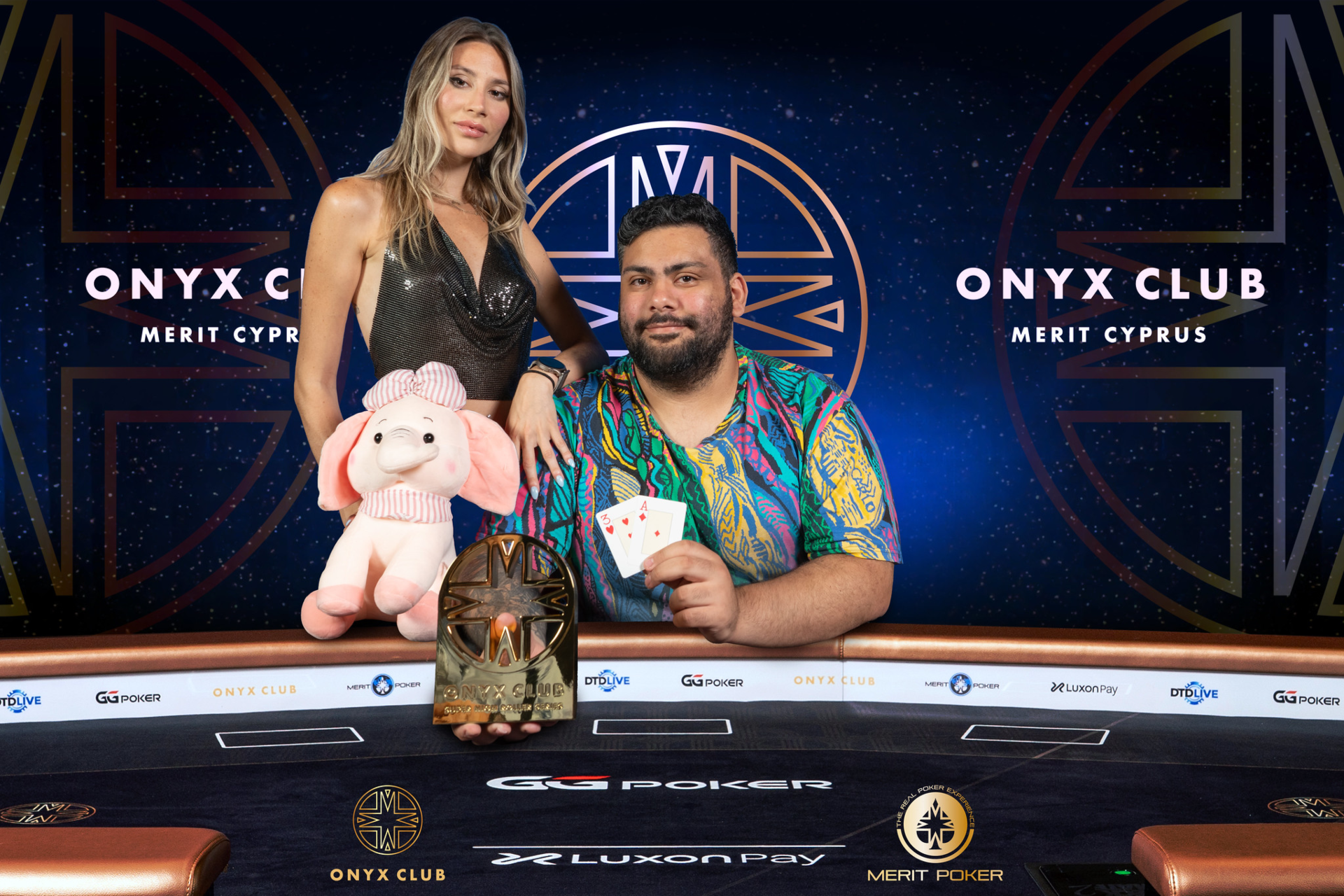 Daniel Rezaei celebrando a conquista do US$ 51.000 Onyx SHRS Championship