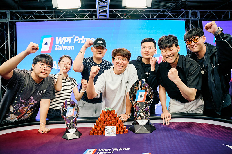 Hyundong Lee celebrando a conquista com seus amigos.