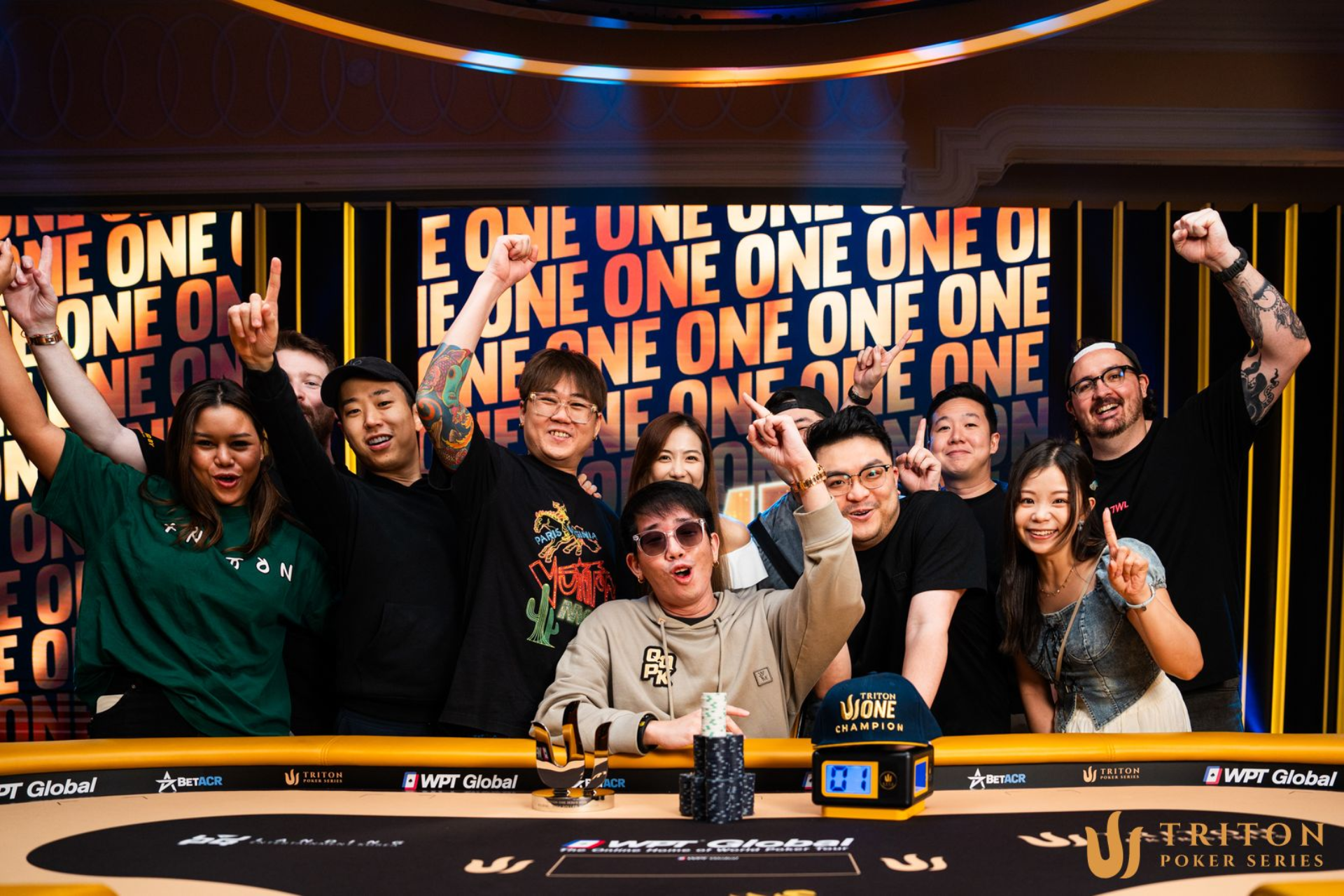 Jun Hao Wu celebrando com seus amigos (Triton Poker Series)