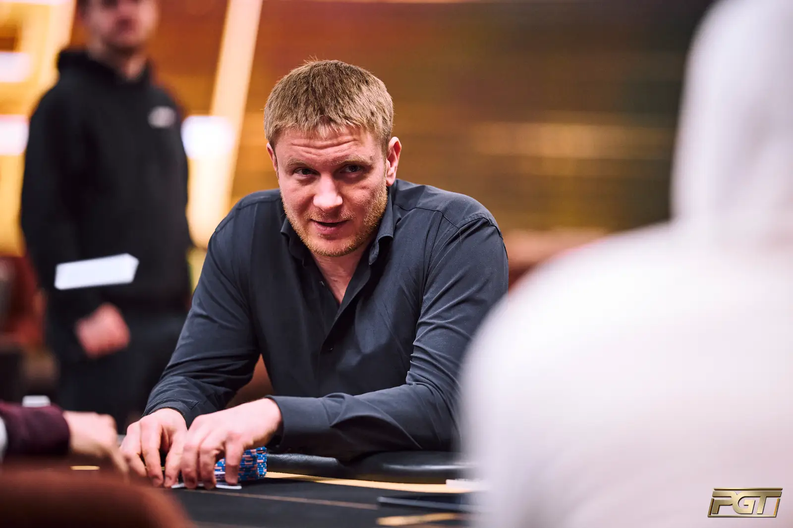 Jugador en una mesa de poker con fichas, en la fotografía publicada junto al resultado de Sam Soverel